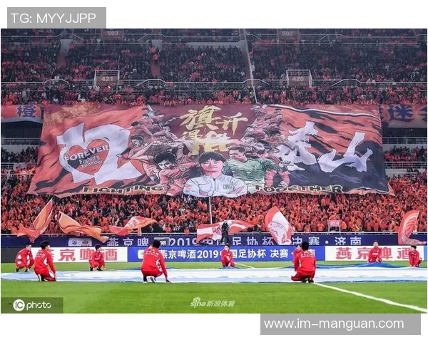 震撼场面拜仁球迷赛前展示TIFO并燃放烟花点燃全场气氛